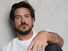 Imagem - Marco Pigossi relembra relação escondida e pede desculpas ao ex-namorado: ‘Foi uma violência’