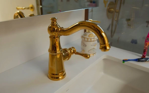 A casa de Isa Scherer é um refúgio cheio de arte, luz e aconchego em São Paulo por Reprodução/YouTube