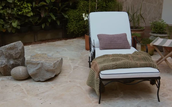 A casa de Isa Scherer é um refúgio cheio de arte, luz e aconchego em São Paulo por Reprodução/YouTube