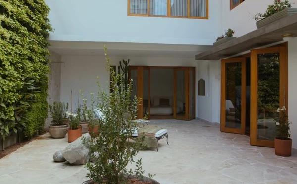 A casa de Isa Scherer é um refúgio cheio de arte, luz e aconchego em São Paulo por Reprodução/YouTube