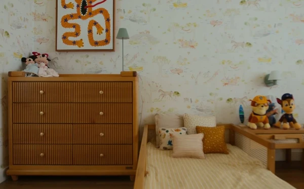 A casa de Isa Scherer é um refúgio cheio de arte, luz e aconchego em São Paulo por Reprodução/YouTube