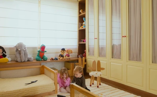 A casa de Isa Scherer é um refúgio cheio de arte, luz e aconchego em São Paulo por Reprodução/YouTube