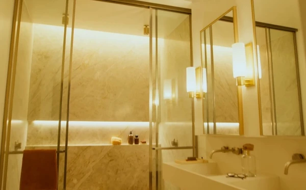 A casa de Isa Scherer é um refúgio cheio de arte, luz e aconchego em São Paulo por Reprodução/YouTube