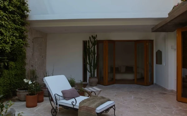 A casa de Isa Scherer é um refúgio cheio de arte, luz e aconchego em São Paulo por Reprodução/YouTube