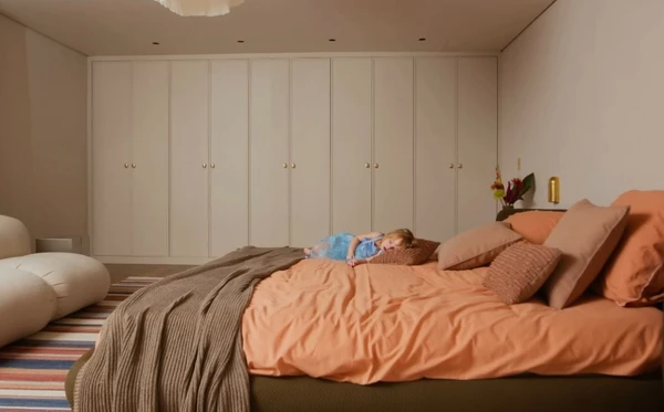 A casa de Isa Scherer é um refúgio cheio de arte, luz e aconchego em São Paulo por Reprodução/YouTube