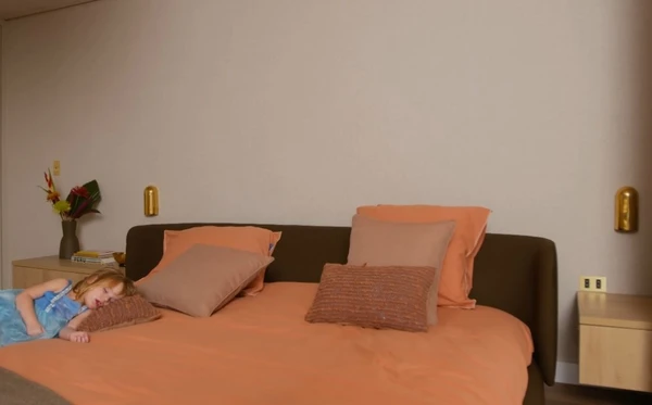 A casa de Isa Scherer é um refúgio cheio de arte, luz e aconchego em São Paulo por Reprodução/YouTube