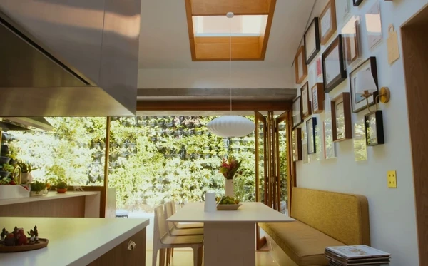 A casa de Isa Scherer é um refúgio cheio de arte, luz e aconchego em São Paulo por Reprodução/YouTube