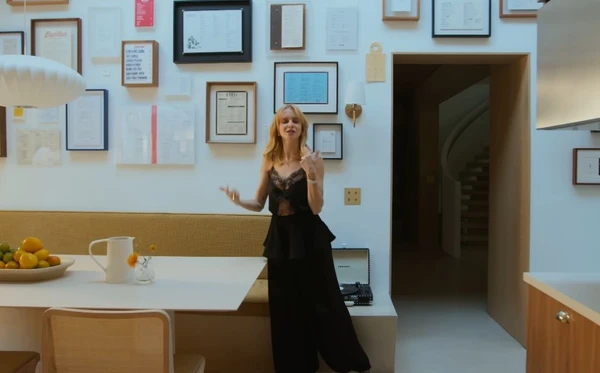 A casa de Isa Scherer é um refúgio cheio de arte, luz e aconchego em São Paulo por Reprodução/YouTube