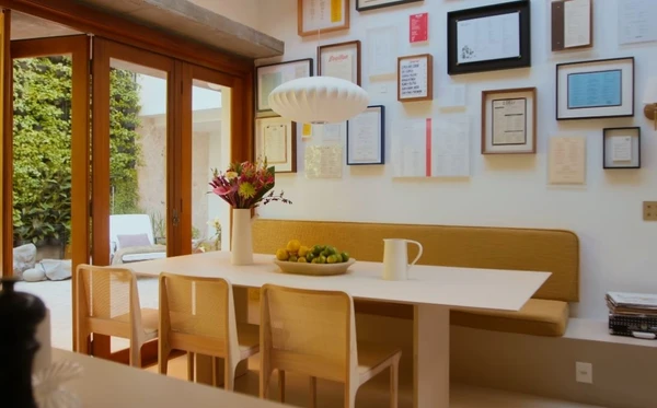 A casa de Isa Scherer é um refúgio cheio de arte, luz e aconchego em São Paulo por Reprodução/YouTube