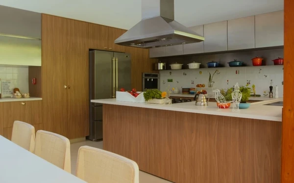 A casa de Isa Scherer é um refúgio cheio de arte, luz e aconchego em São Paulo por Reprodução/YouTube