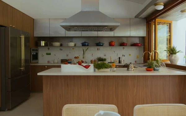 A casa de Isa Scherer é um refúgio cheio de arte, luz e aconchego em São Paulo por Reprodução/YouTube