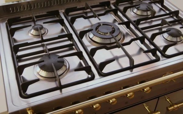 A casa de Isa Scherer é um refúgio cheio de arte, luz e aconchego em São Paulo por Reprodução/YouTube