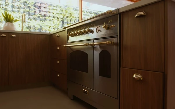 A casa de Isa Scherer é um refúgio cheio de arte, luz e aconchego em São Paulo por Reprodução/YouTube