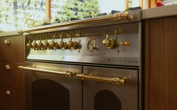 A casa de Isa Scherer é um refúgio cheio de arte, luz e aconchego em São Paulo por Reprodução/YouTube