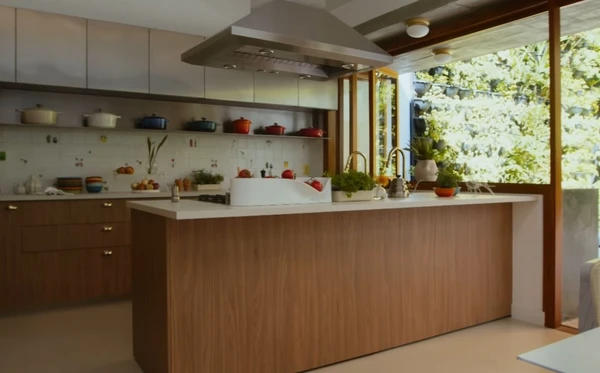 A casa de Isa Scherer é um refúgio cheio de arte, luz e aconchego em São Paulo por Reprodução/YouTube