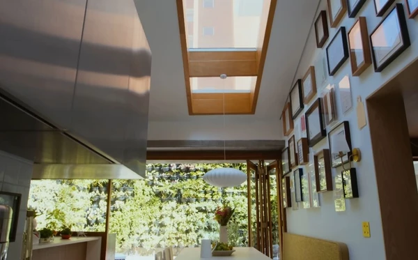 A casa de Isa Scherer é um refúgio cheio de arte, luz e aconchego em São Paulo por Reprodução/YouTube