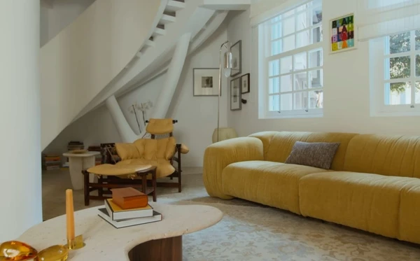 A casa de Isa Scherer é um refúgio cheio de arte, luz e aconchego em São Paulo por Reprodução/YouTube