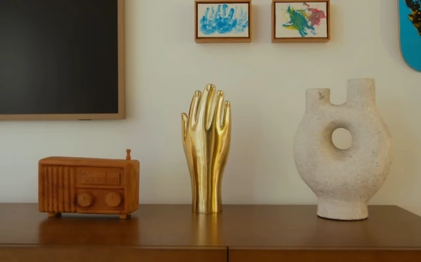 A casa de Isa Scherer é um refúgio cheio de arte, luz e aconchego em São Paulo por Reprodução/YouTube