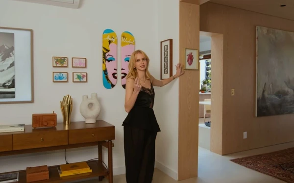 A casa de Isa Scherer é um refúgio cheio de arte, luz e aconchego em São Paulo por Reprodução/YouTube