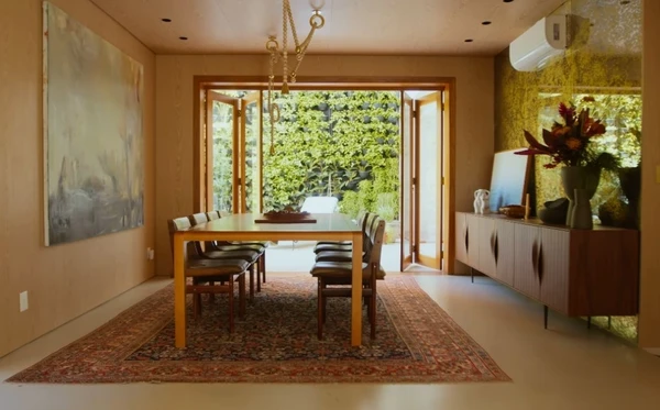 A casa de Isa Scherer é um refúgio cheio de arte, luz e aconchego em São Paulo por Reprodução/YouTube