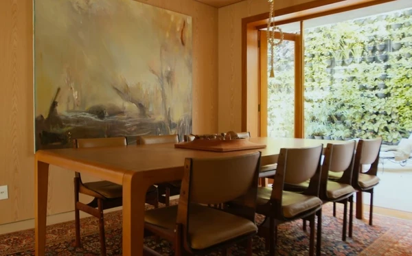 A casa de Isa Scherer é um refúgio cheio de arte, luz e aconchego em São Paulo por Reprodução/YouTube