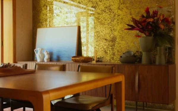 A casa de Isa Scherer é um refúgio cheio de arte, luz e aconchego em São Paulo por Reprodução/YouTube