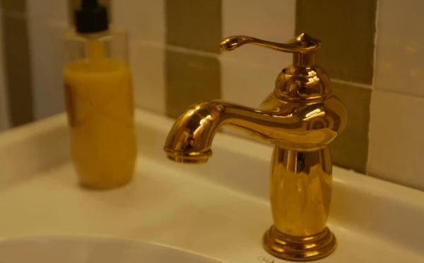 A casa de Isa Scherer é um refúgio cheio de arte, luz e aconchego em São Paulo por Reprodução/YouTube