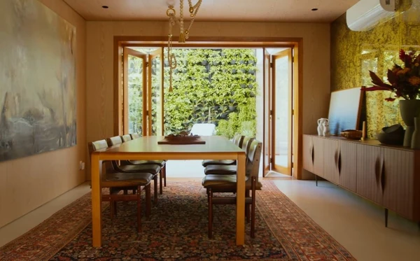 A casa de Isa Scherer é um refúgio cheio de arte, luz e aconchego em São Paulo por Reprodução/YouTube