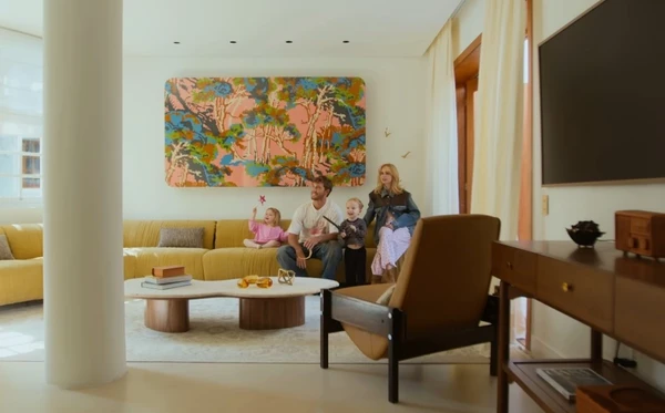 A casa de Isa Scherer é um refúgio cheio de arte, luz e aconchego em São Paulo por Reprodução/YouTube