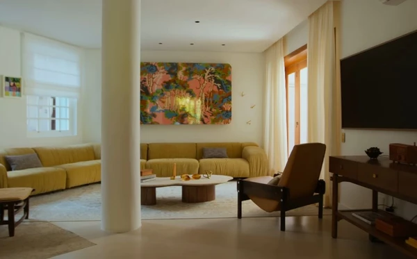 A casa de Isa Scherer é um refúgio cheio de arte, luz e aconchego em São Paulo por Reprodução/YouTube
