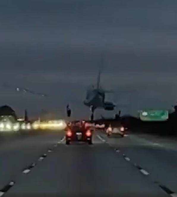Avião faz pouso forçado e aterrissa em cima de carro por Reprodução