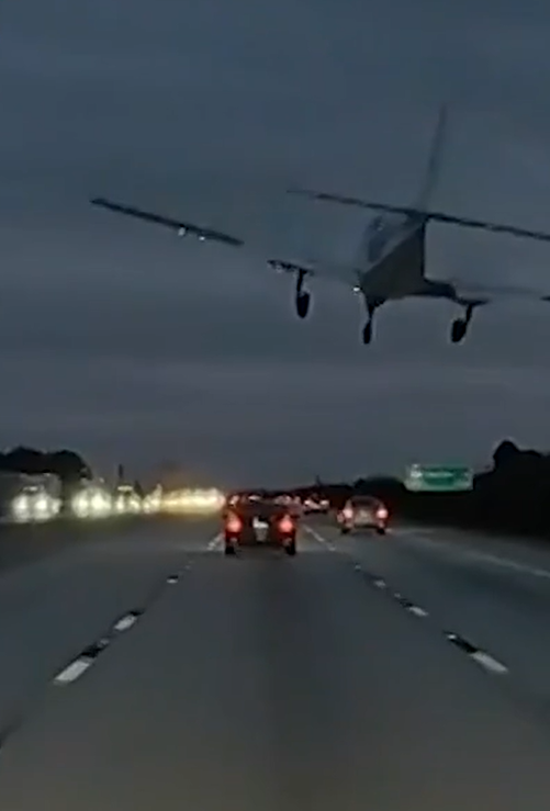 Avião faz pouso forçado e aterrissa em cima de carro por Reprodução