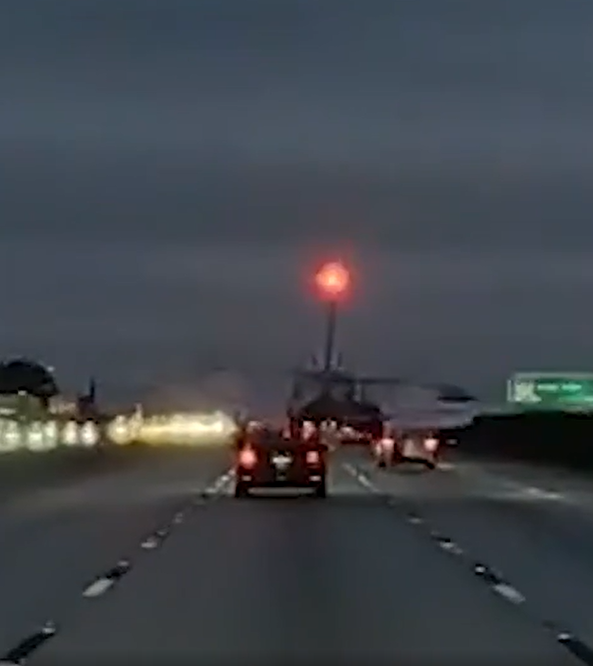 Avião faz pouso forçado e aterrissa em cima de carro por Reprodução