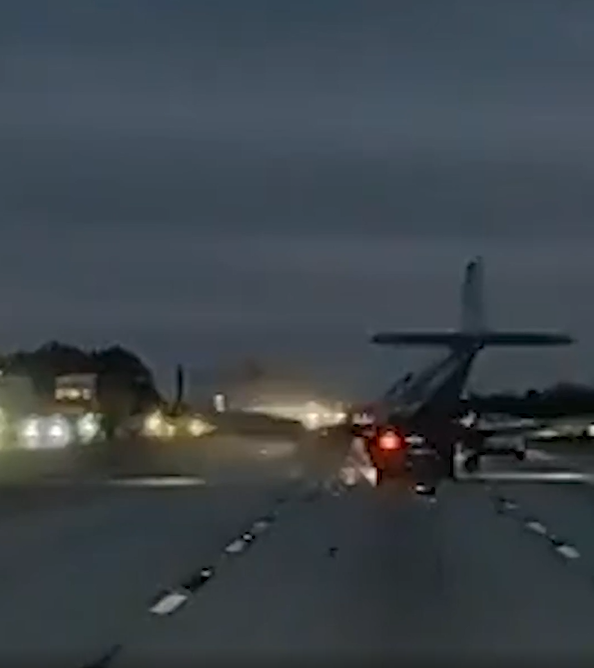 Avião faz pouso forçado e aterrissa em cima de carro por Reprodução