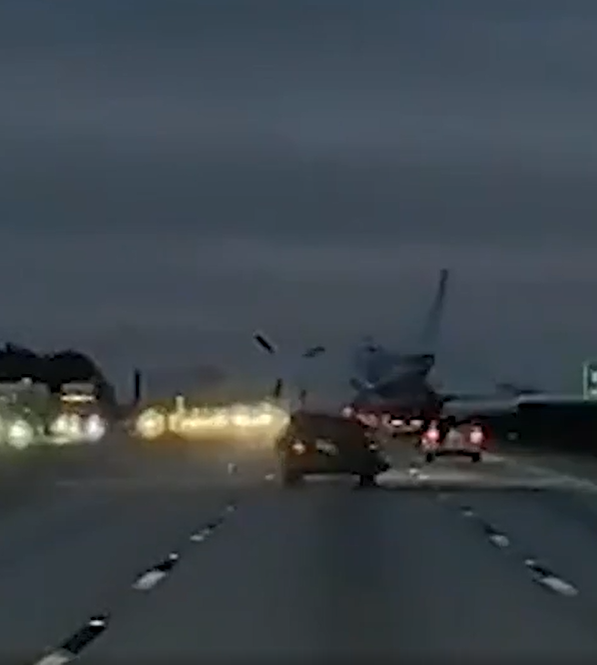 Avião faz pouso forçado e aterrissa em cima de carro por Reprodução