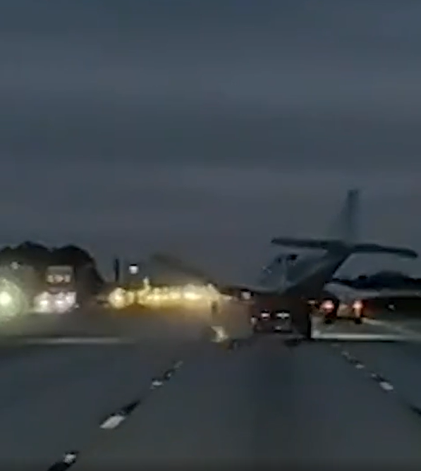 Avião faz pouso forçado e aterrissa em cima de carro por Reprodução
