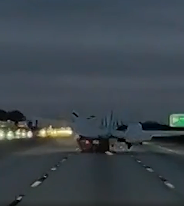Avião faz pouso forçado e aterrissa em cima de carro por Reprodução