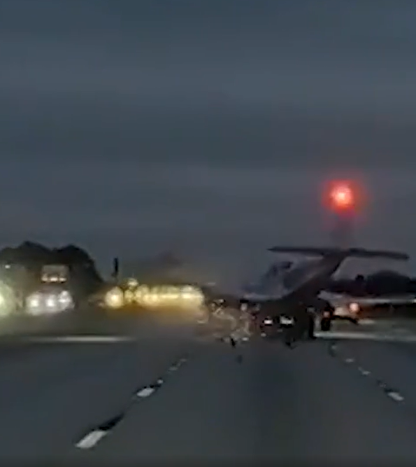 Avião faz pouso forçado e aterrissa em cima de carro por Reprodução