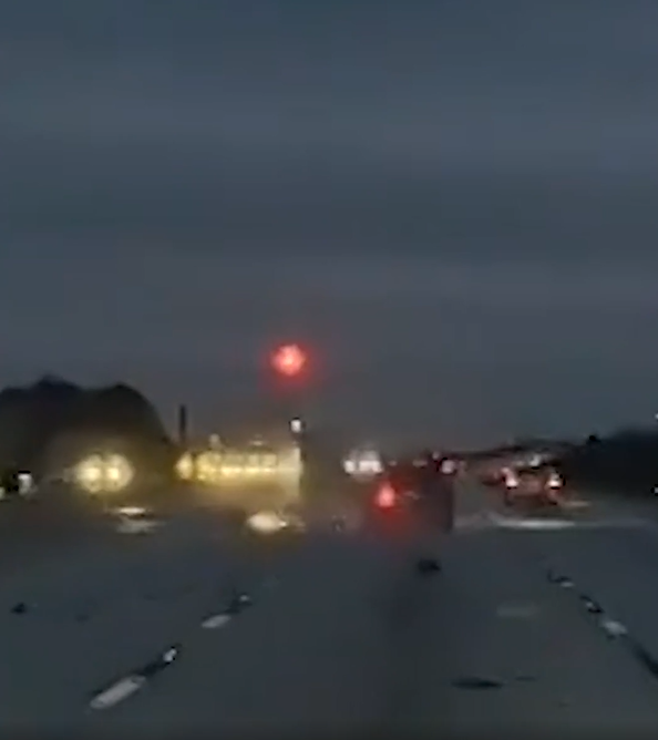 Avião faz pouso forçado e aterrissa em cima de carro por Reprodução