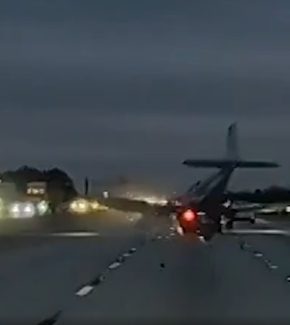 Avião faz pouso forçado e aterrissa em cima de carro por Reprodução