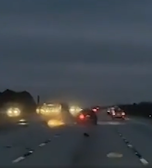 Avião faz pouso forçado e aterrissa em cima de carro por Reprodução