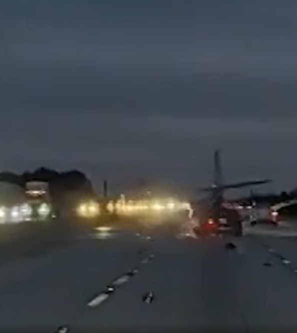 Avião faz pouso forçado e aterrissa em cima de carro por Reprodução