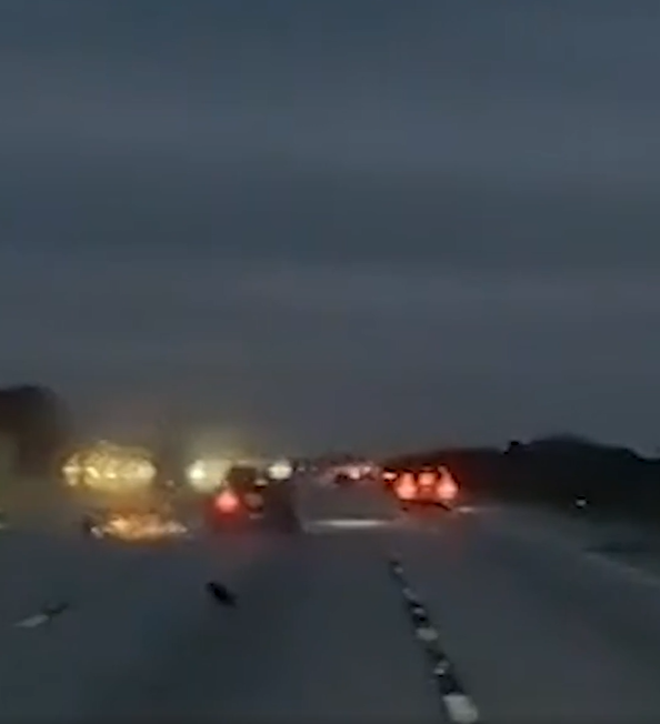 Avião faz pouso forçado e aterrissa em cima de carro por Reprodução