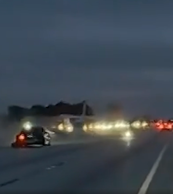 Avião faz pouso forçado e aterrissa em cima de carro por Reprodução