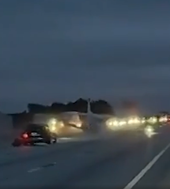 Avião faz pouso forçado e aterrissa em cima de carro por Reprodução