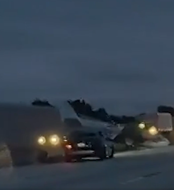 Avião faz pouso forçado e aterrissa em cima de carro por Reprodução