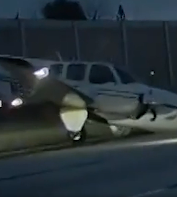 Avião faz pouso forçado e aterrissa em cima de carro por Reprodução