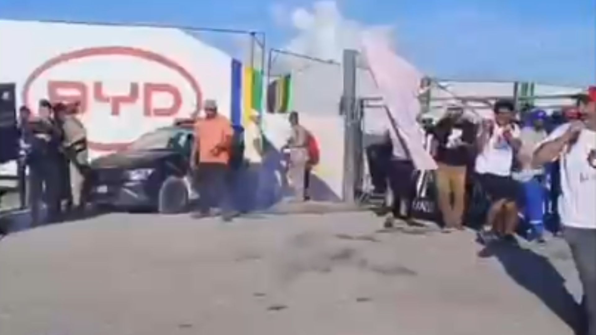 Confusão é registrada em frente  por Reprodução