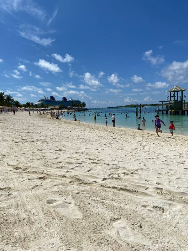 Praia de Castaway Cay, exclusiva da Disney por Divulgação