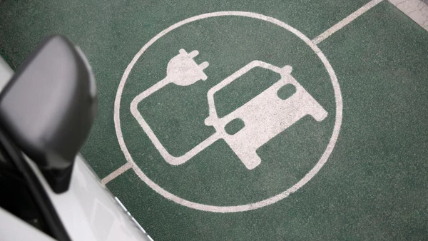 Debate sobre a rentabilidade dos carros elétricos ganha força após alerta de especialista que compara consumo, manutenção, vida útil da bateria e valor de revenda com modelos a combustão